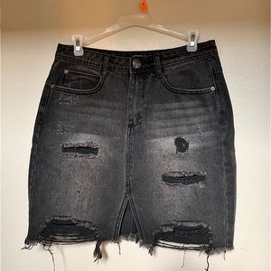 NWOT!! Forever 21 mini distressed skirt🖤